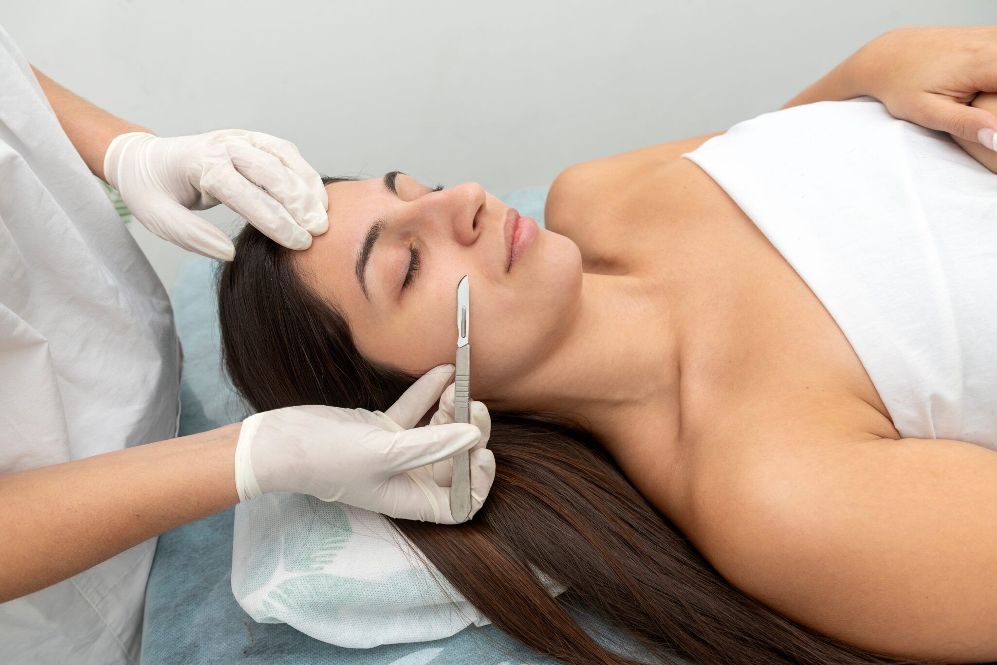 Young,Woman,In,A,Beauty,Center,Performing,A,Beauty,Treatment